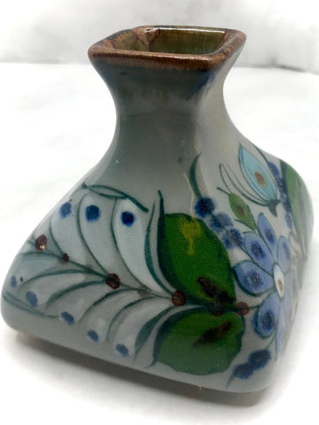 square vase with bird decoration