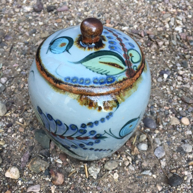 Ken Edwards sugar bowl with brown edges, grey background, and blue ornaments.